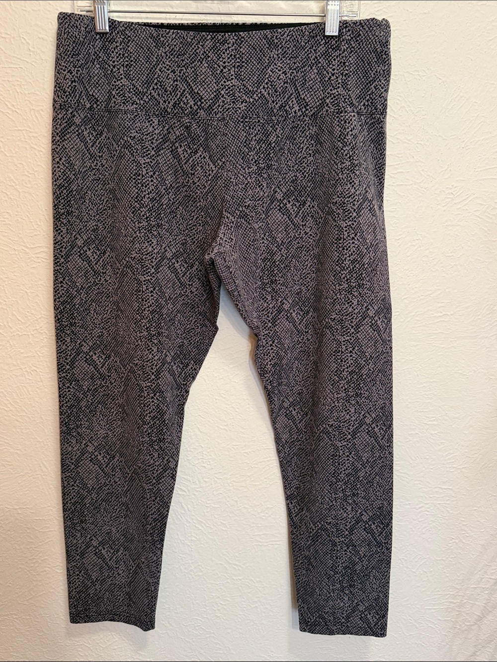 🐍🐍🐍3 for 12$🐍🐍🐍Black & Gray Snakeskin Print Leggings-XL